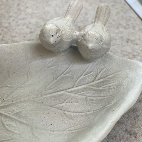 WHITE BIRDS ON LEAF TRINKET DISH TRAY 
3 birds detailed leaf white paint metal - Picture 3 of 6